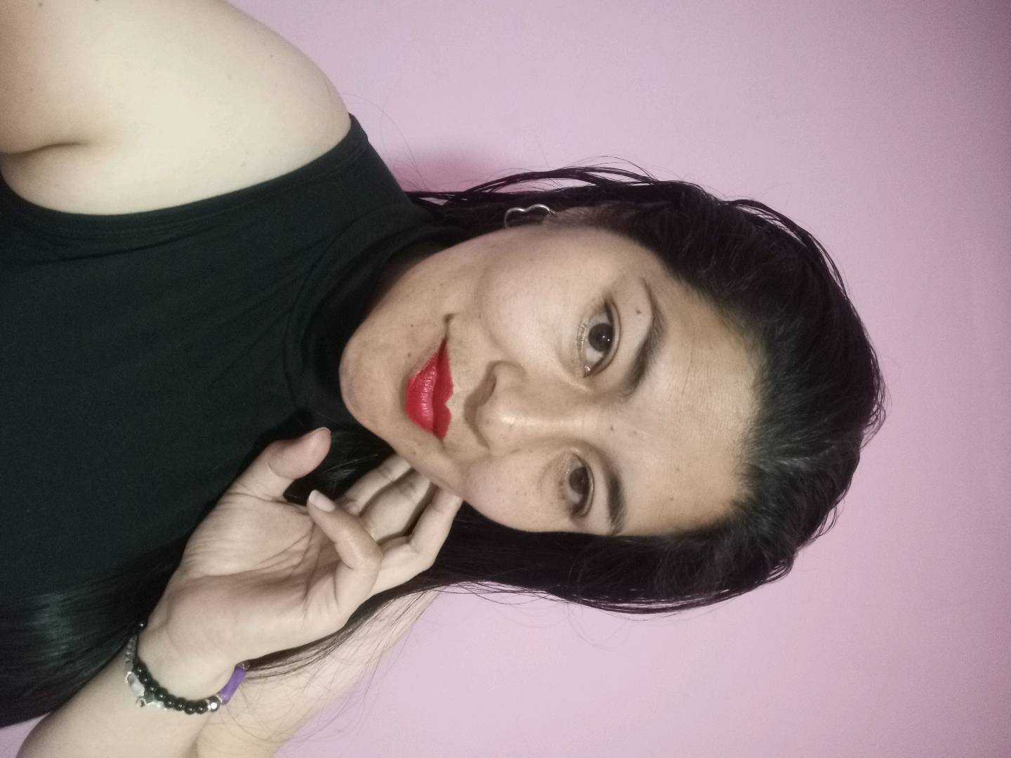 Camila from Colombia on Chatiw — chat safety tips